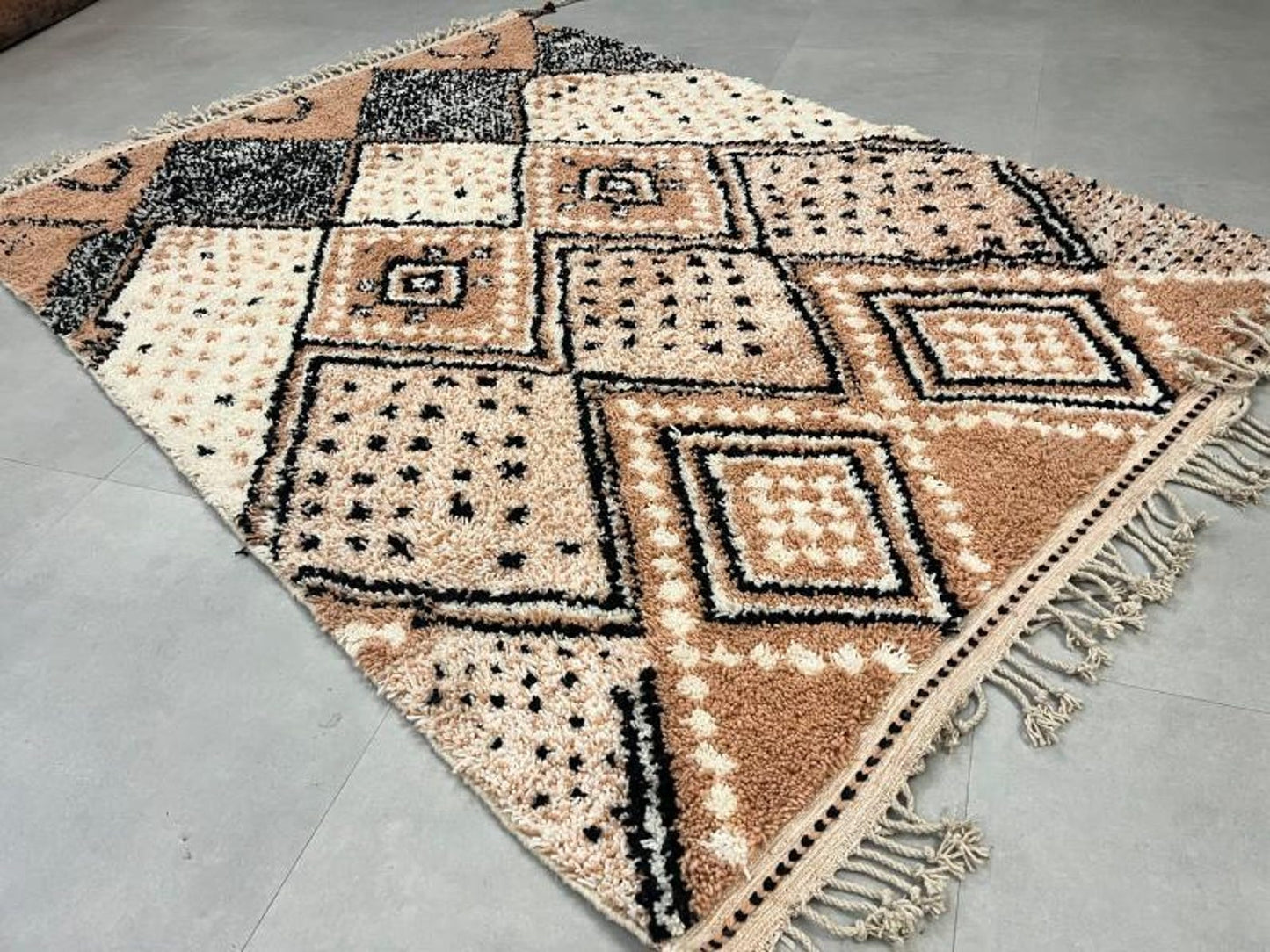 Hand-Knotted Wool Rug – Artisan-Made, Durable & Eco-Friendly