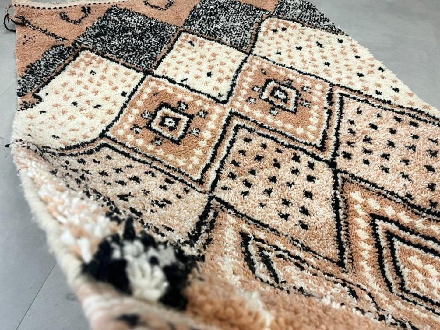 Hand-Knotted Wool Rug – Artisan-Made, Durable & Eco-Friendly