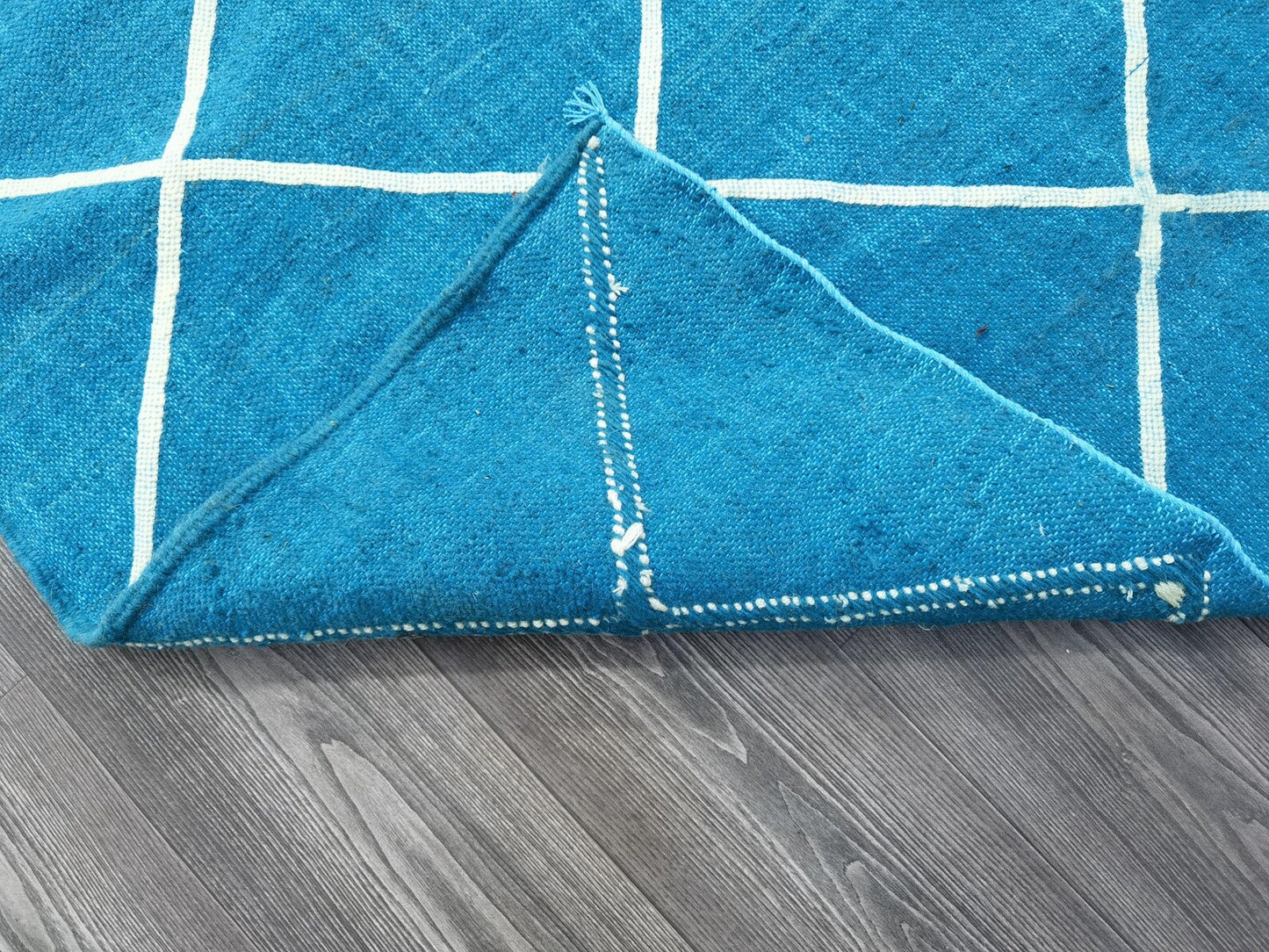 Minimalist Handmade Rug – Organic Materials & Clean Design