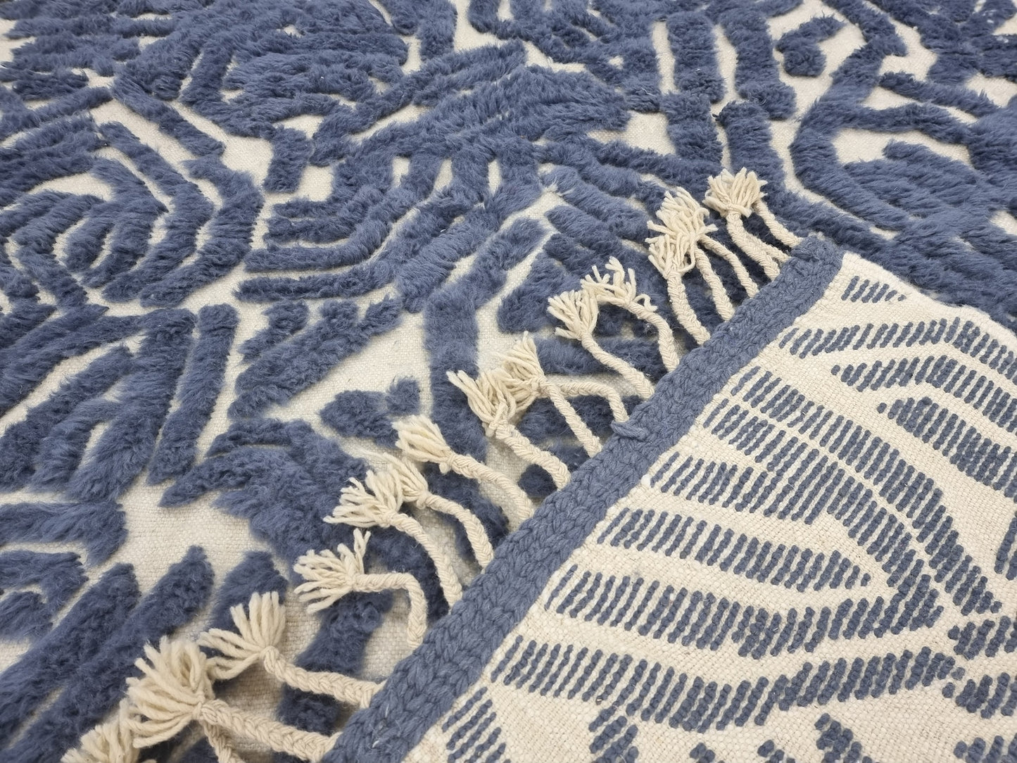 Modern Handmade Rug – Neutral Tones & Cozy Texture
