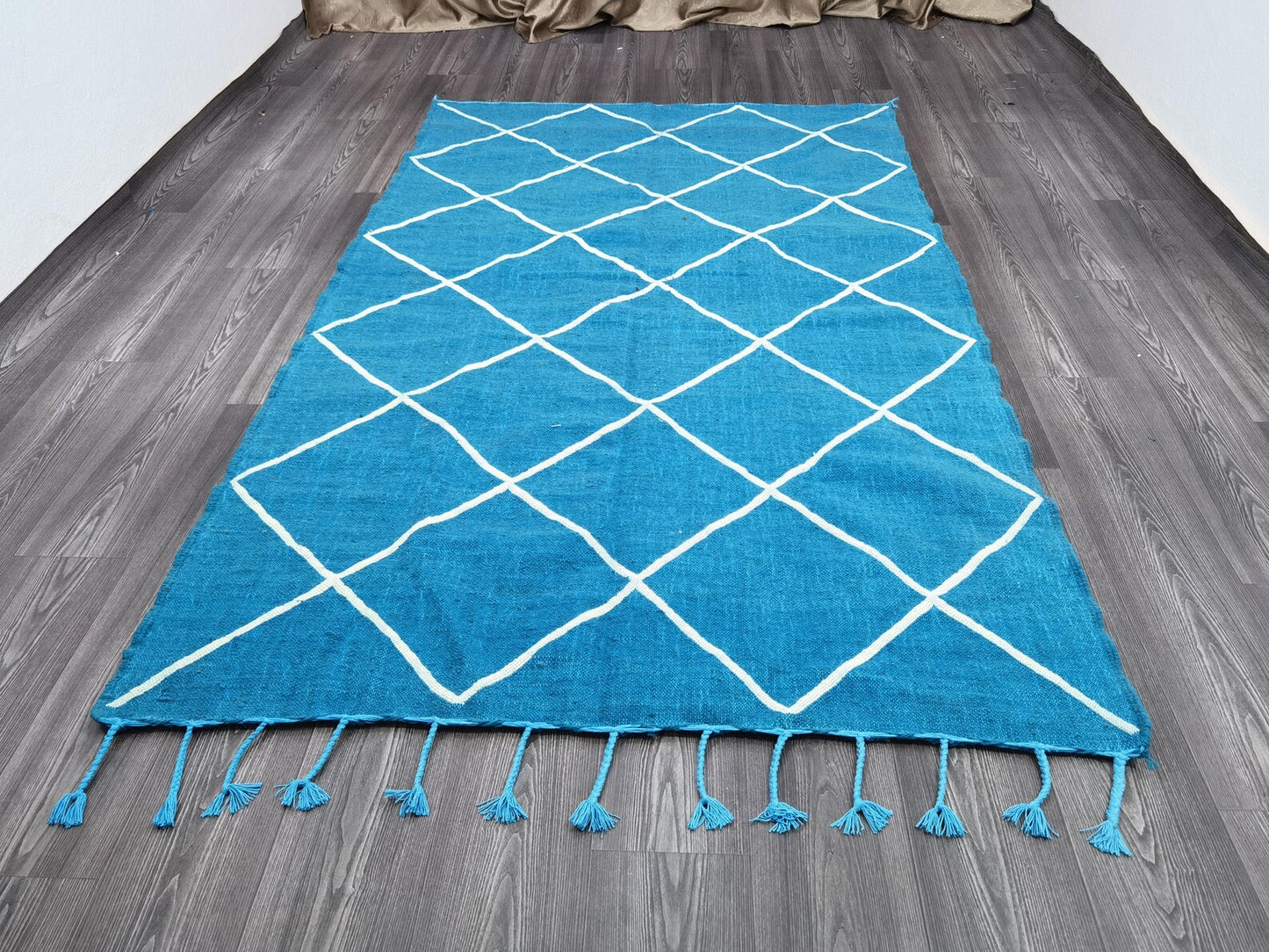 Minimalist Handmade Rug – Organic Materials & Clean Design
