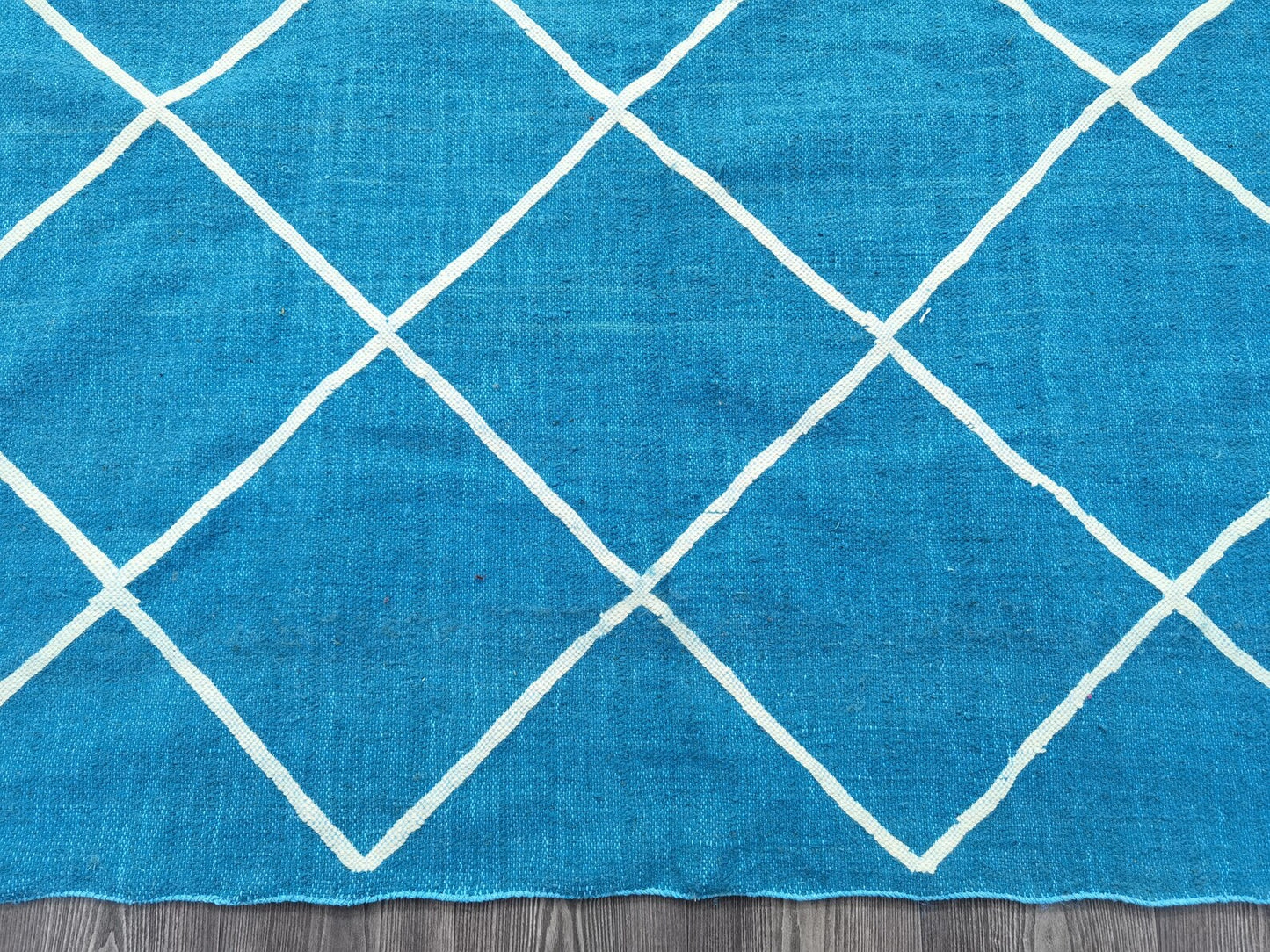 Minimalist Handmade Rug – Organic Materials & Clean Design