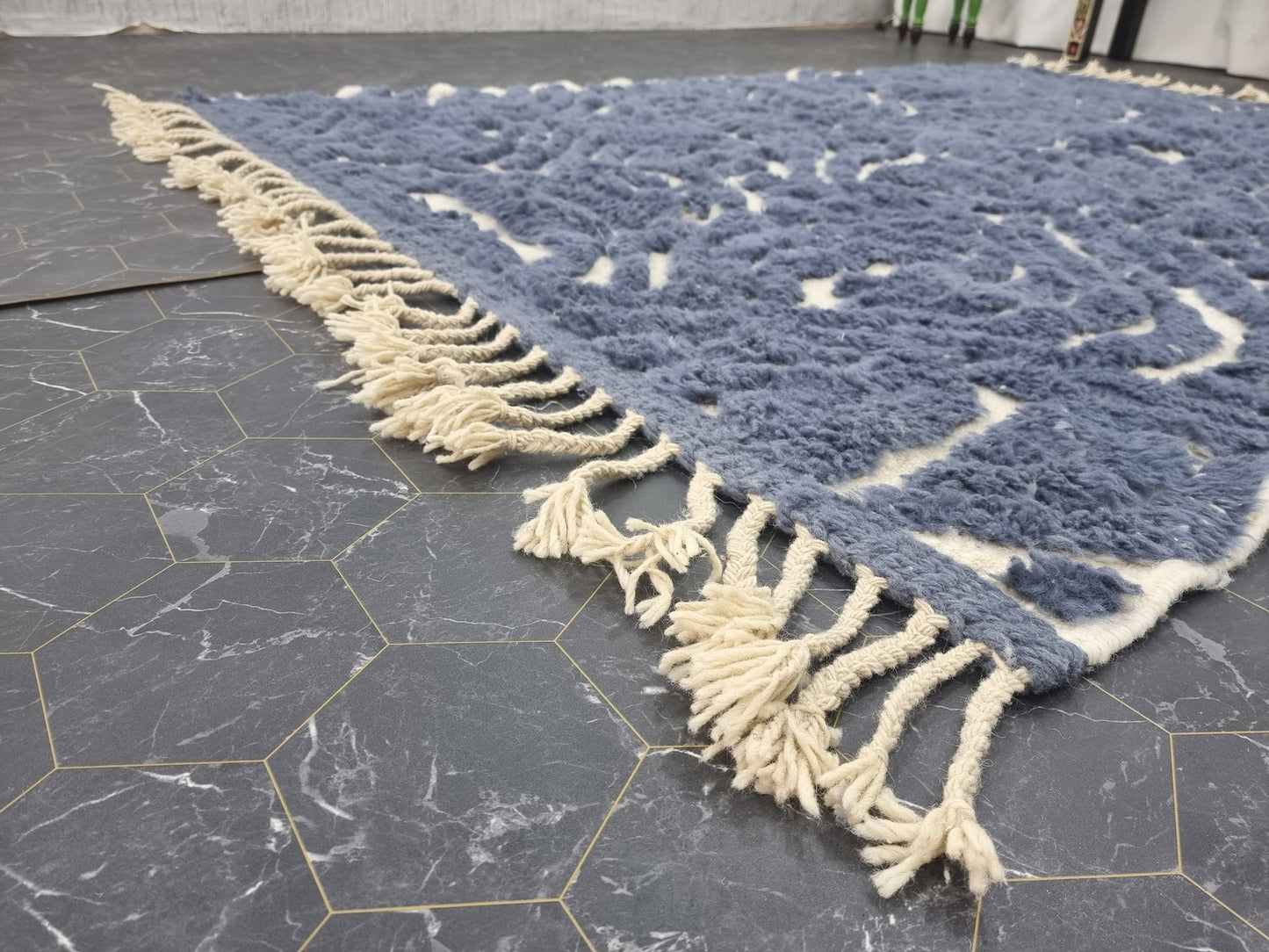 Modern Handmade Rug – Neutral Tones & Cozy Texture