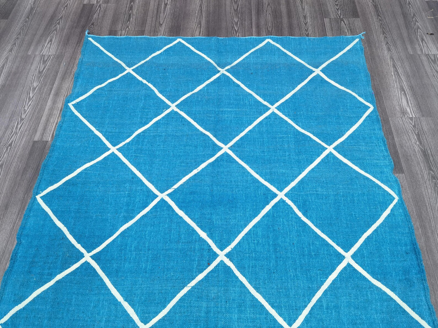 Minimalist Handmade Rug – Organic Materials & Clean Design
