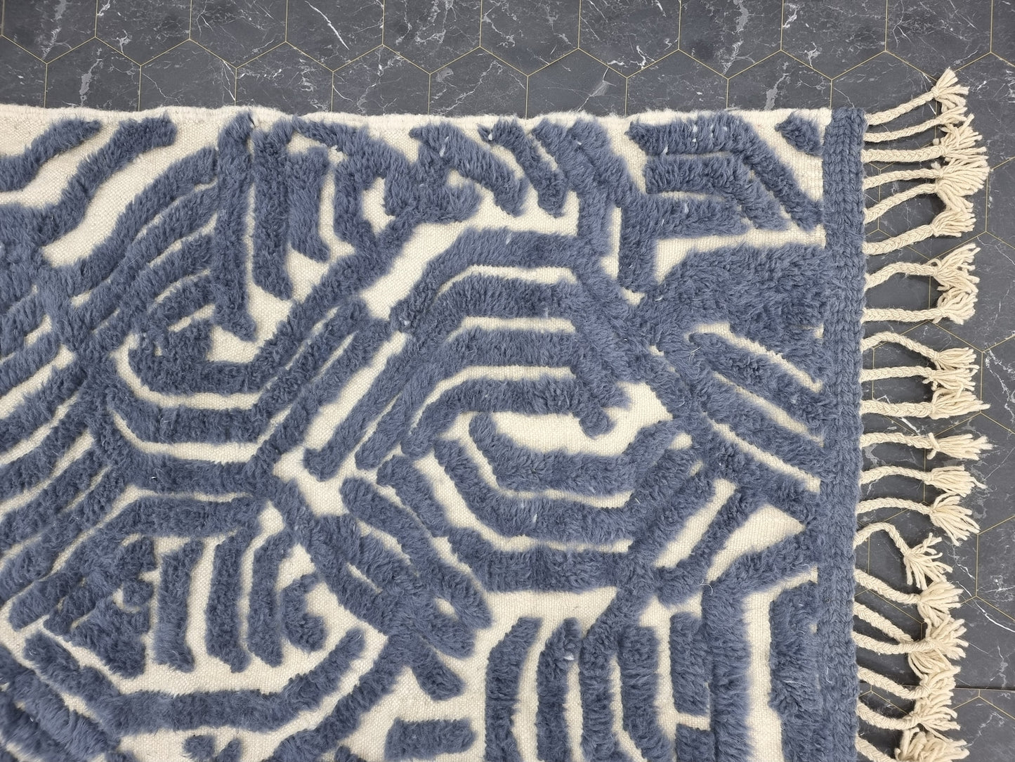 Modern Handmade Rug – Neutral Tones & Cozy Texture