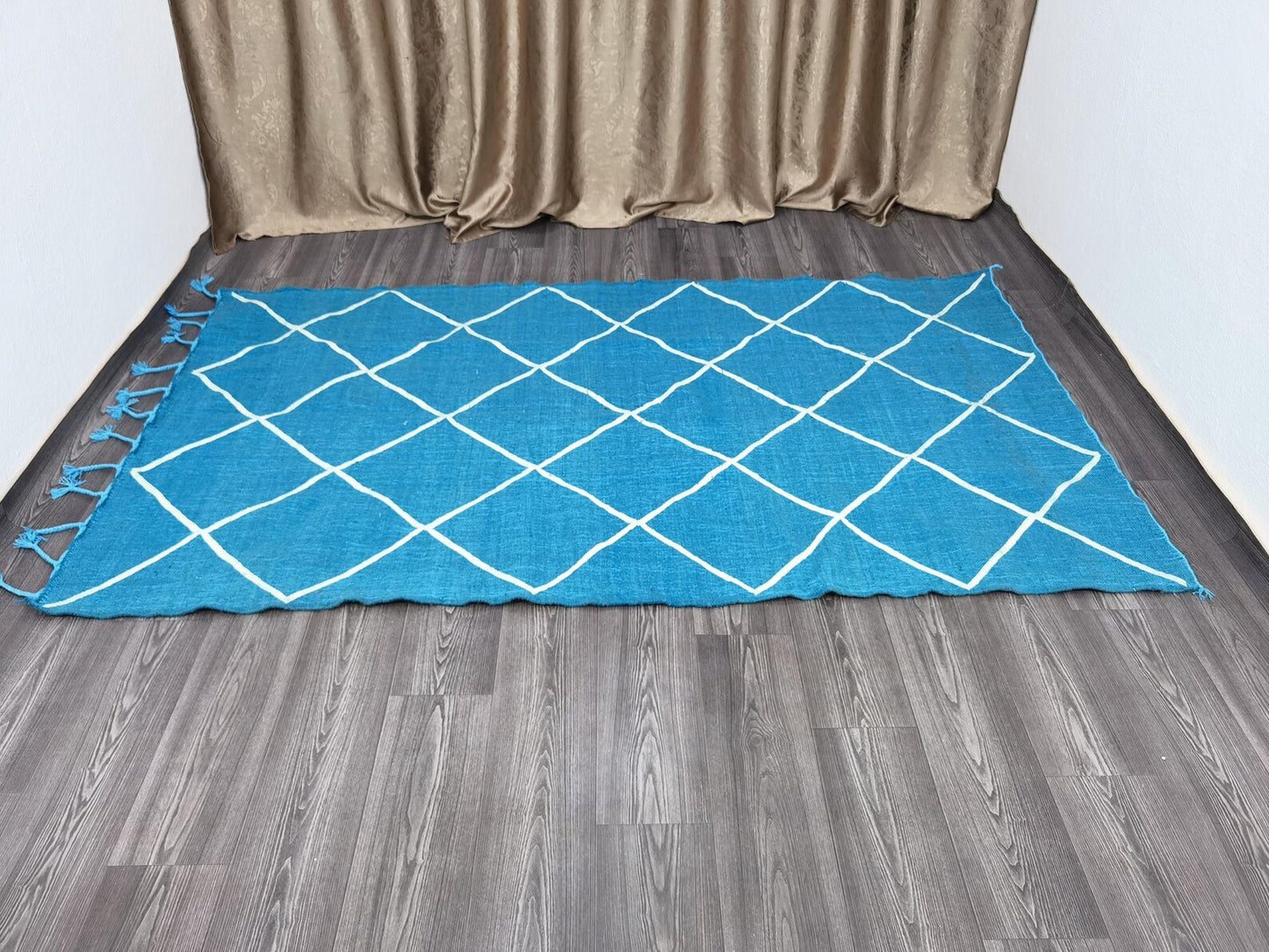 Minimalist Handmade Rug – Organic Materials & Clean Design