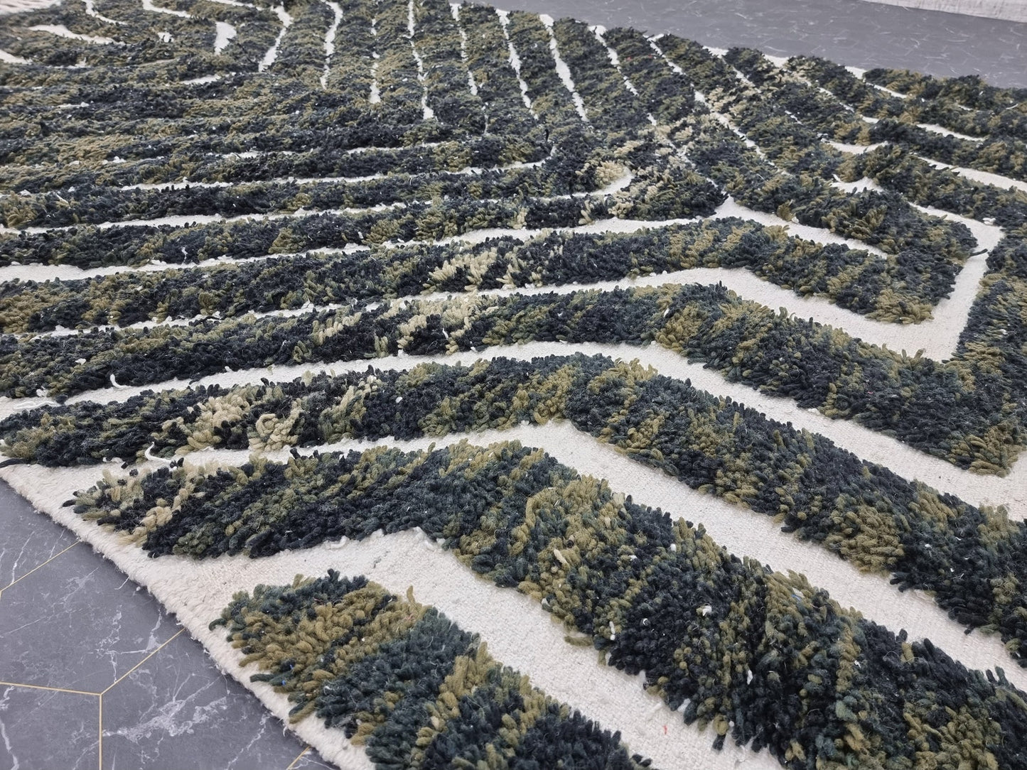 Luxury Handwoven Persian-Style Rug – Rich Color & Pattern