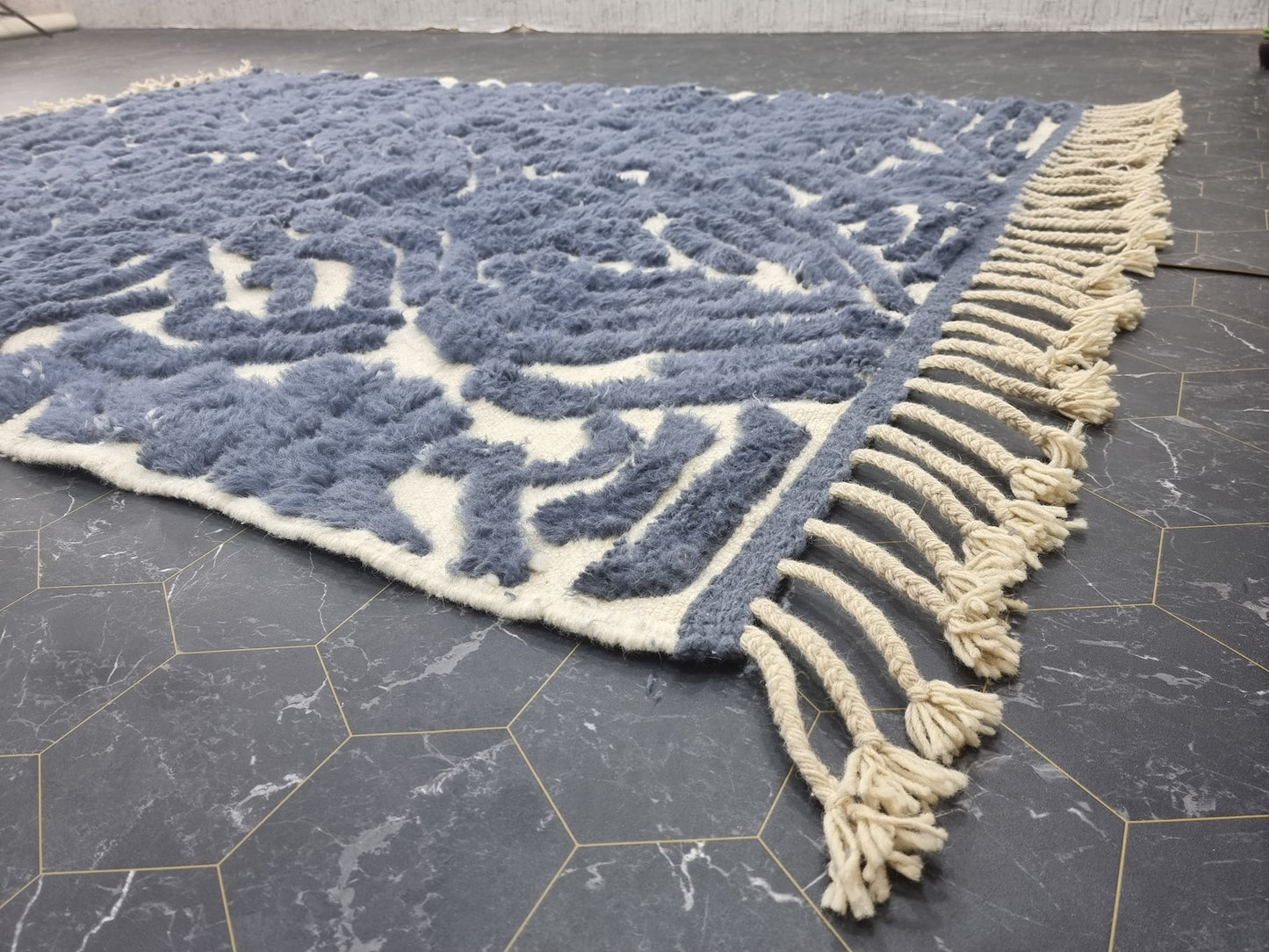 Modern Handmade Rug – Neutral Tones & Cozy Texture