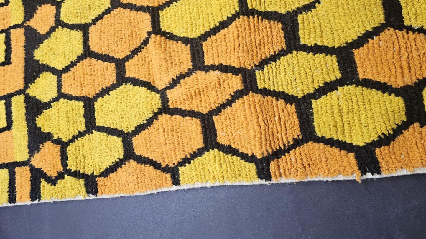 Modern Handmade Rug – Neutral Tones & Cozy Texture