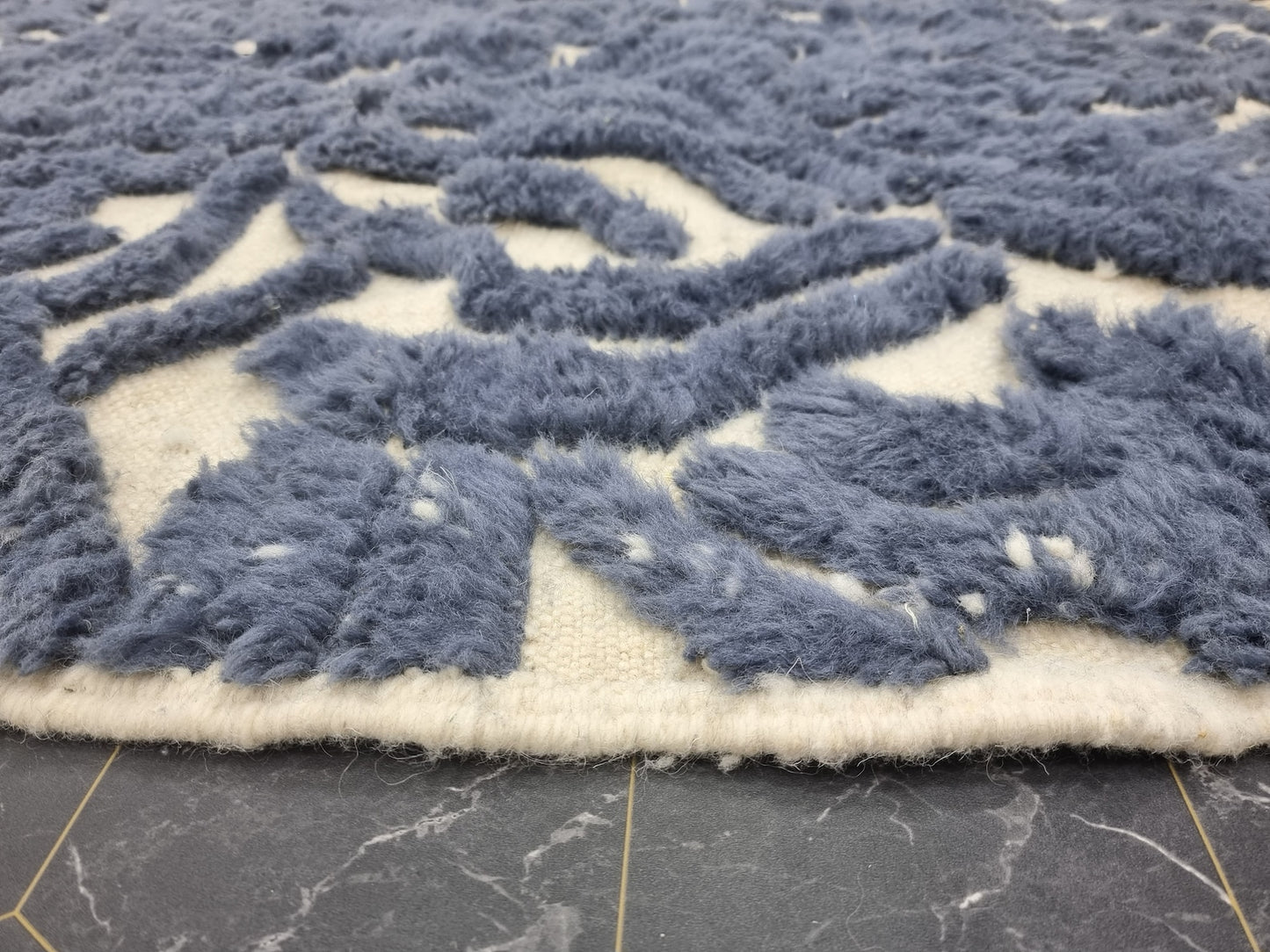 Modern Handmade Rug – Neutral Tones & Cozy Texture