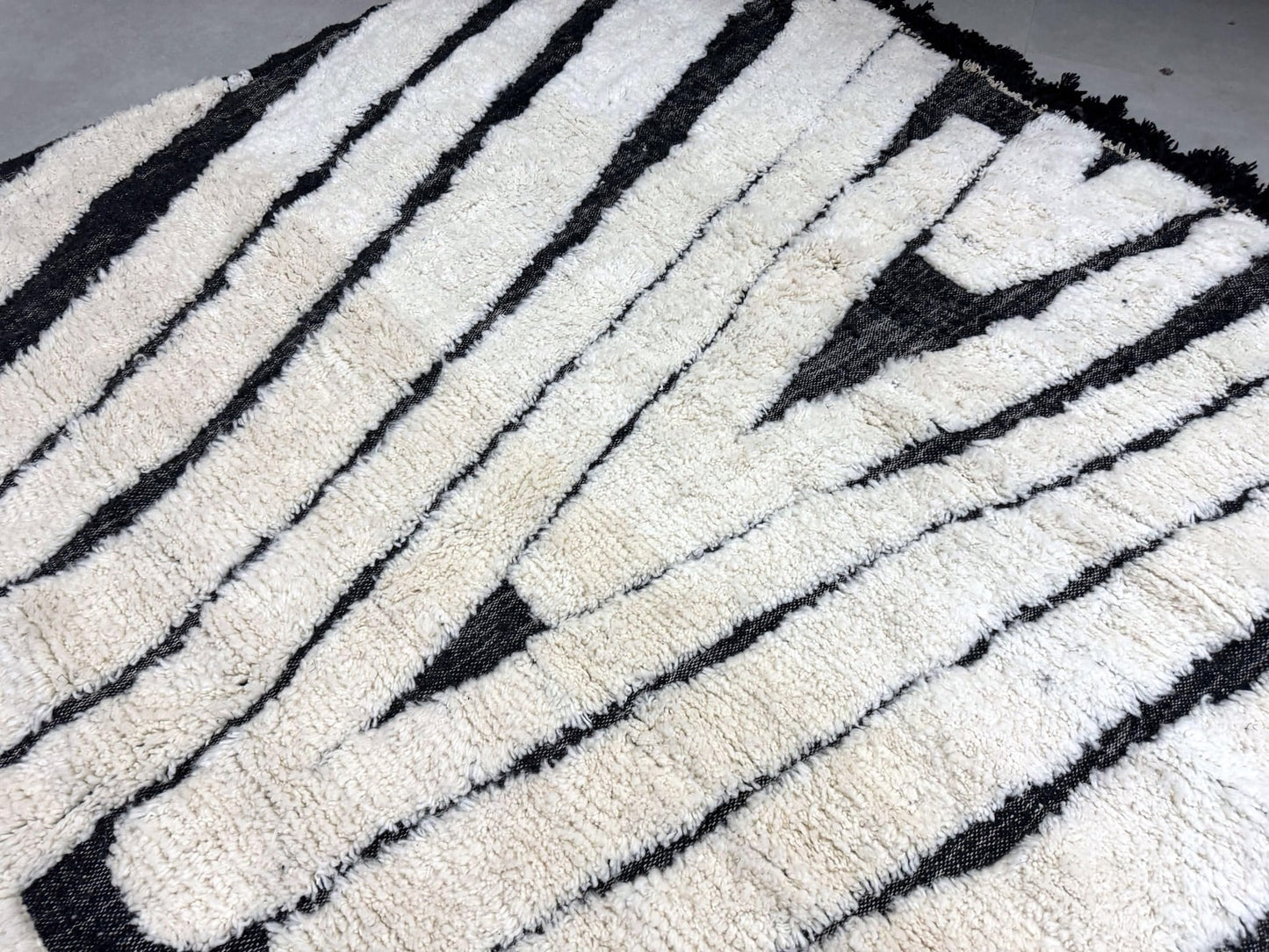 Eco-Friendly Handmade Wool Rug – Durable & Elegant