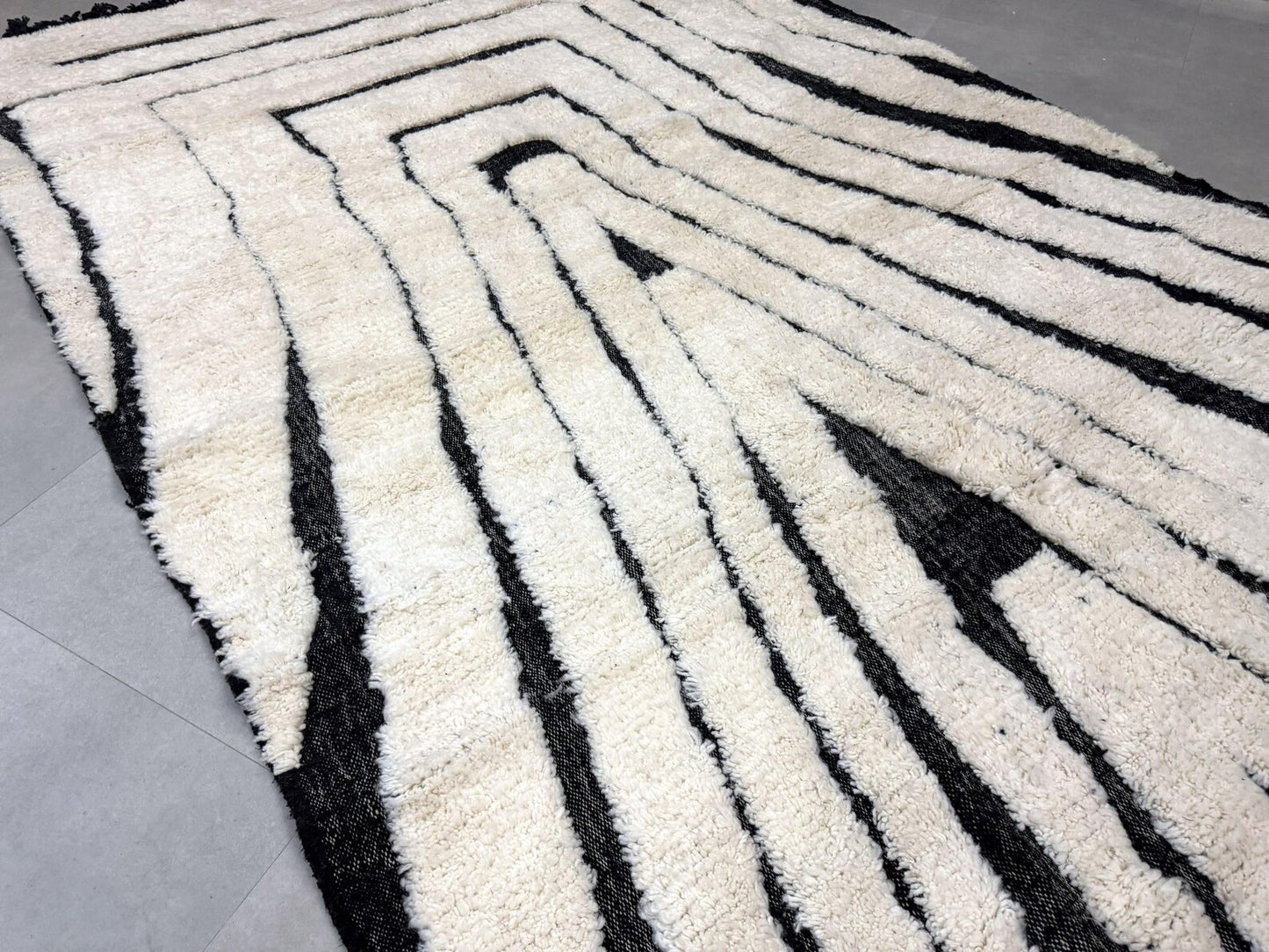 Eco-Friendly Handmade Wool Rug – Durable & Elegant